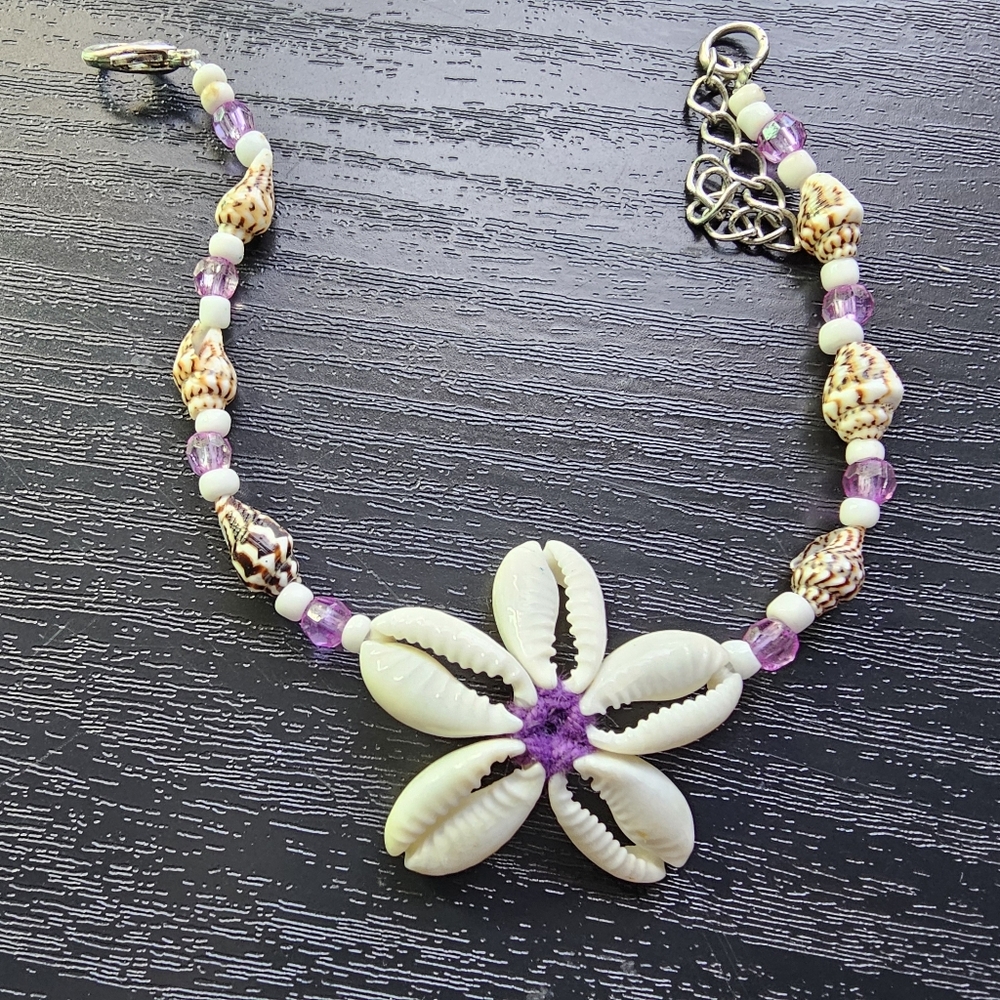 Vintage Hawaiian Cowrie Shell Flower w/ Purple and White Bead Bracelet Sml